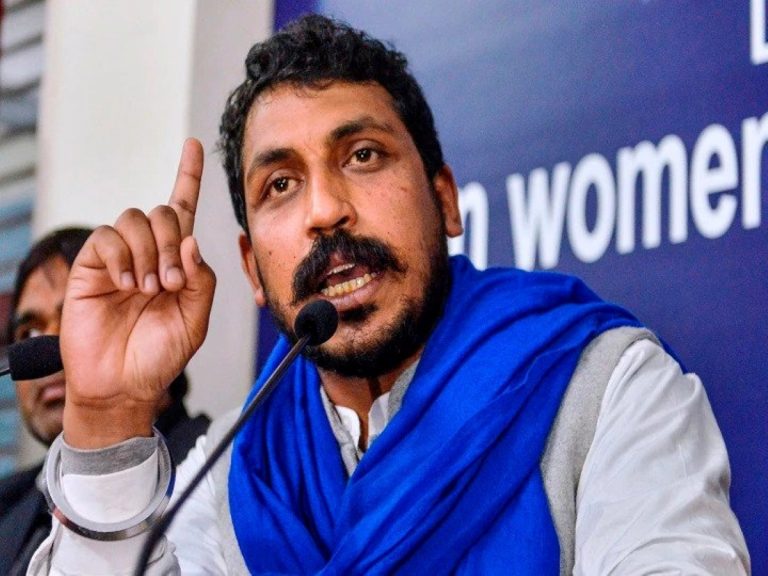 अस्पताल से डिस्चार्ज चंद्रशेखर आजाद ने सरकार को घेरा, कहा- हमले पर मुख्यमंत्री ने एक शब्द तक नहीं बोला अस्पताल से डिस्चार्ज चंद्रशेखर आजाद ने सरकार को घेरा, कहा- हमले पर मुख्यमंत्री ने एक शब्द तक नहीं बोला
