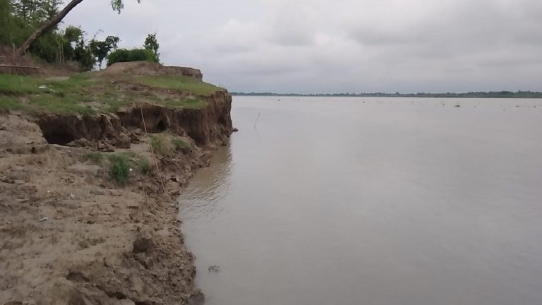 सरयू का जलस्तर बढ़ने से सीवान के दर्जनों गांवों पर बाढ़ का खतरा, तेज कटाव की वजह से सैकड़ो एकड़ उपजाऊ जमीन बर्बाद