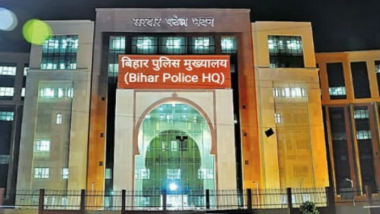 हथियारों के शौकीन पुलिस के आला अफसर, पटना के डीएम के पास नहीं है निजी वाहन, बिहार के नौकरशाहों ने की संपत्ति सार्वजनिक