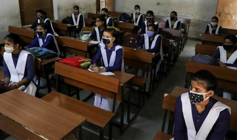 कोरोना थर्ड वेव के खतरे के बीच बच्चों को क्यों बुलाया जा रहा है स्कूल? जानें क्या कहते हैं अभिभावक और शिक्षक