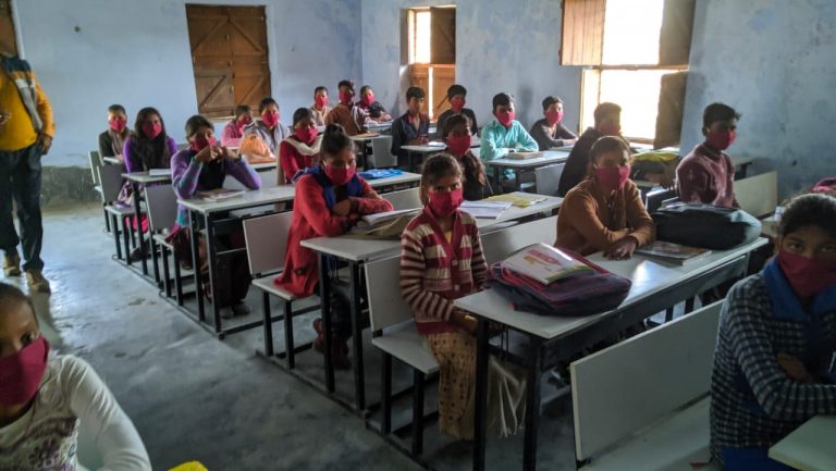 बिहार में आज से स्कूलों और कॉलेजों में रौनक, स्क्रीनिंग व सैनिटाइजेशन के बाद ही मिलेगी इंट्री