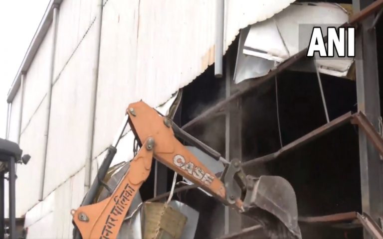 Mumbai: एक्शन में BMC, मुंबई में अवैध स्टूडियो पर चलाया बुलडोजर