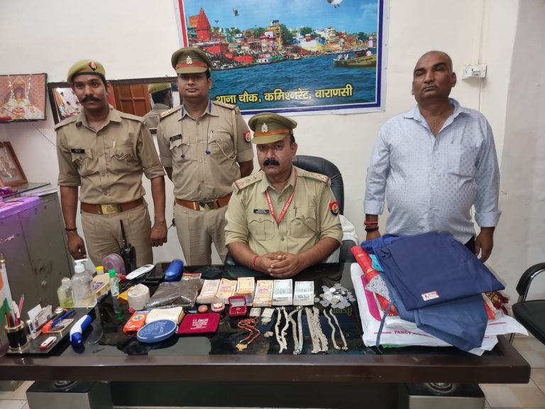 Varanasi News: वाराणसी में दिखा खाकी का मानवीय चेहरा, बिहार से काशी घूमने आए परिवार के लिए बने मसीहा
