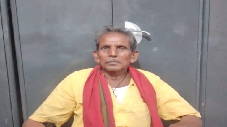 झारखंड पंचायत चुनाव :ठेले पर समोसा बेचने वाले 80 साल के बुजुर्ग ने आजमायी किस्मत, बकरियां बेचकर भरा पर्चा