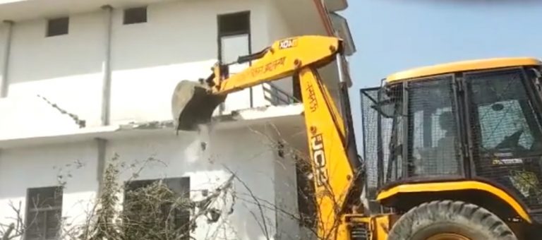 गोरखपुर के होटल में कारोबारी मनीष गुप्ता हत्याकांड में आरोपी इंस्पेक्टर जेएन सिंह के मकान पर चला बुलडोजर