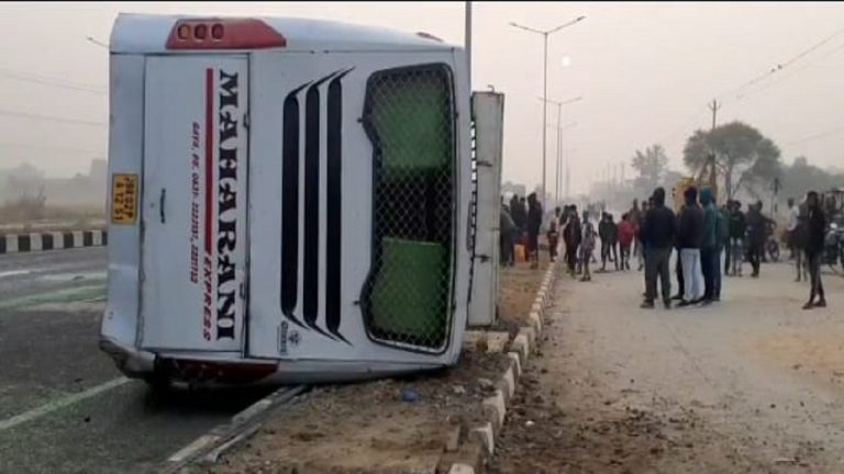 Jharkhand News: बिहार के गया से कोलकाता जा रही बस झारखंड में अनियंत्रित होकर पलटी, कई यात्री घायल Jharkhand News: बिहार के गया से कोलकाता जा रही बस झारखंड में अनियंत्रित होकर पलटी, कई यात्री घायल
