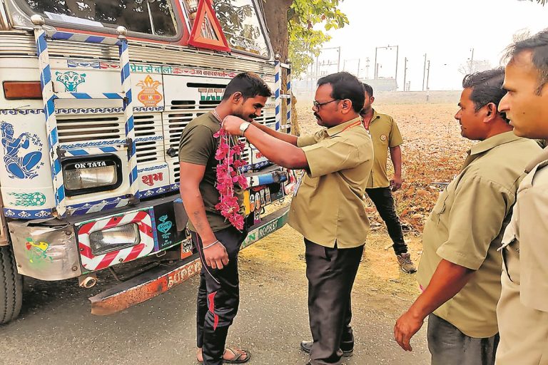ओडिशा ड्राइवर महासंघ ने भारी वाहन चालकों को माला पहनाकर स्टीयरिंग छोड़ो आंदोलन में मांगा समर्थन