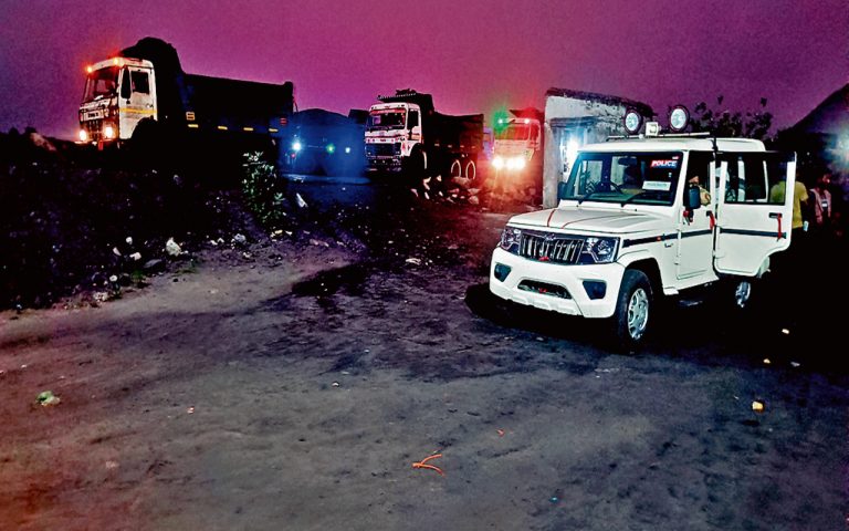 धनसार में रंगदारी व वर्चस्व को लेकर दो गुटों में भिड़ंत, तीन राउंड हुई फायरिंग
