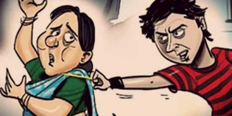 चेन छीन कर भाग रहे अपराधी को महिला पुलिस ने पकड़ा