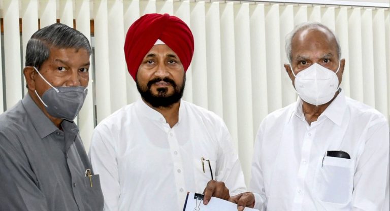 शपथ ग्रहण करने से पहले चरणजीत सिंह चन्नी ने गुरुद्वारे में मत्था टेका, सोनिया गांधी पहुंची चंडीगढ़