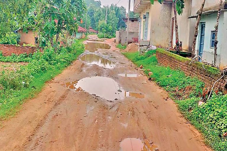 चतरा: गड्ढों में तब्दील हुई सड़क आवागमन में परेशानी