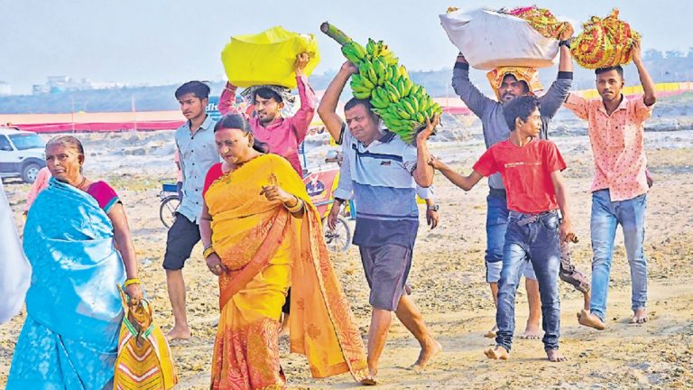चैती छठ 2022 संपन्न, पटना के घाटों पर कोरोनाकाल के दो साल बाद फिर उमड़ी श्रद्धालुओं की भीड़, दिये अर्ध्य