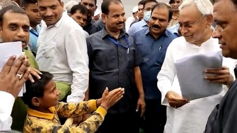Bihar: सर…पढ़ाई करवा दीजिये ना, IAS-IPS बनेंगे, सीएम नीतीश पहुंचे अपने गांव तो एक बच्चे ने लगायी फरियाद