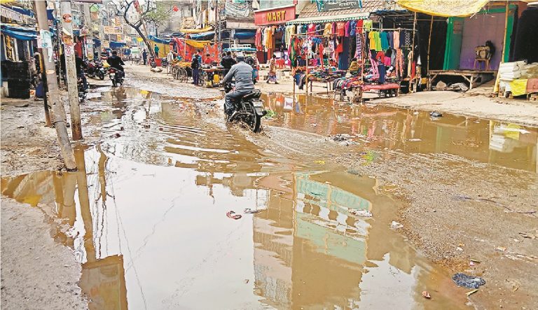 बिहार में कई राष्ट्रीय राजमार्गों की हालत जर्जर, अपने खर्चे पर मरम्मत करवा रही राज्य सरकार
