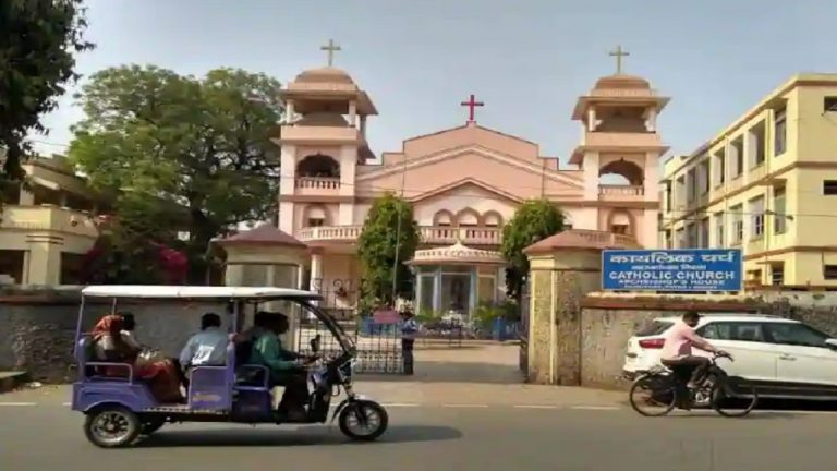 Merry Christmas: संत जोसेफ चर्च में माता मरियम से मांगी हर मन्नत होती पूरी, क्रिसमस होगी ये खास व्यवस्था Merry Christmas: संत जोसेफ चर्च में माता मरियम से मांगी हर मन्नत होती पूरी, क्रिसमस होगी ये खास व्यवस्था