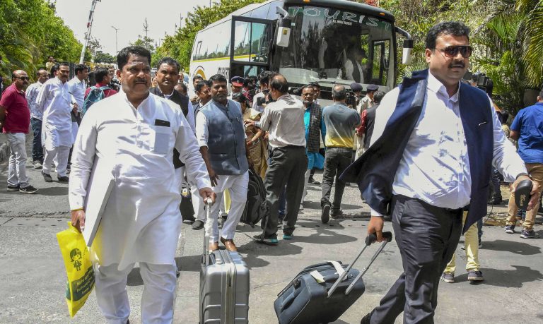 MPCrisis : ‘फ्लोर टेस्‍ट’ से पहले जयपुर, बेंगलुरु से लौटे सभी कांग्रेसी विधायकों का कराया गया कोरोना टेस्‍ट