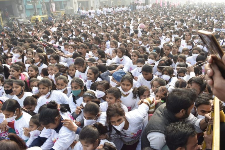 Bareilly News: कांग्रेस की मैराथन में छात्राओं को भेजने वाले स्कूलों पर केस, DM ने दिए कार्रवाई के आदेश