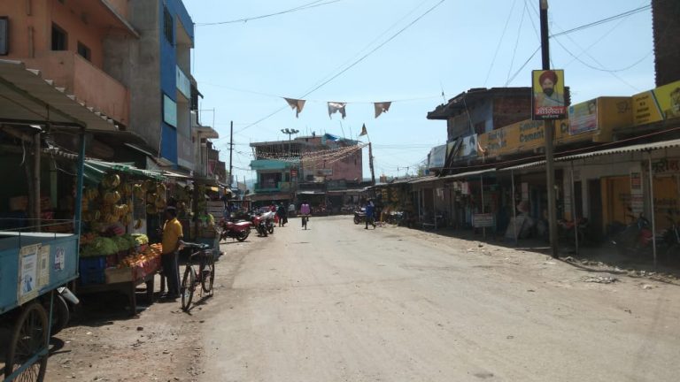 कोरोना के डर नहीं बिक रहे हैं मांस – मछली, चौक चौराहों पर छाने लगा है सन्नाटा