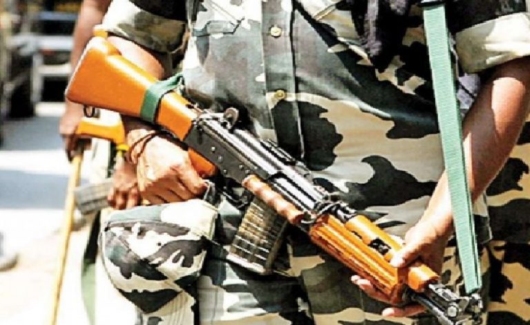 A soldier never on holiday : छुट्टी में गांव आया जवान अपने पैसों से खिला रहा है गरीबों को खाना