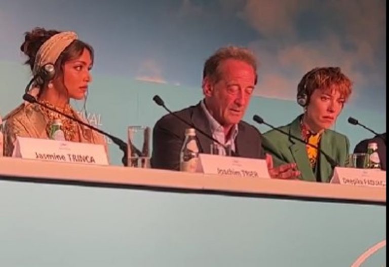 Cannes 2022: जूरी टेबल पर कुछ इस अंदाज में बैठी दिखीं दीपिका पादुकोण, इवेंट से वीडियो LEAK