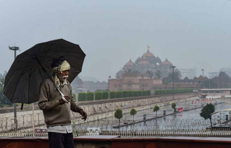 Delhi Rain: वीकेंड कर्फ्यू के दौरान बारिश से दिल्ली बेहाल, जानिए घर से बाहर निकलने के लिए क्या करना होगा
