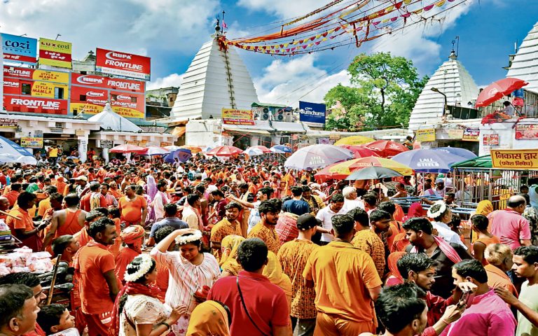 पुरुषोत्तम मास में कांसे के पात्र से बाबा पर गंगा जल चढ़ा रहे हैं भक्त