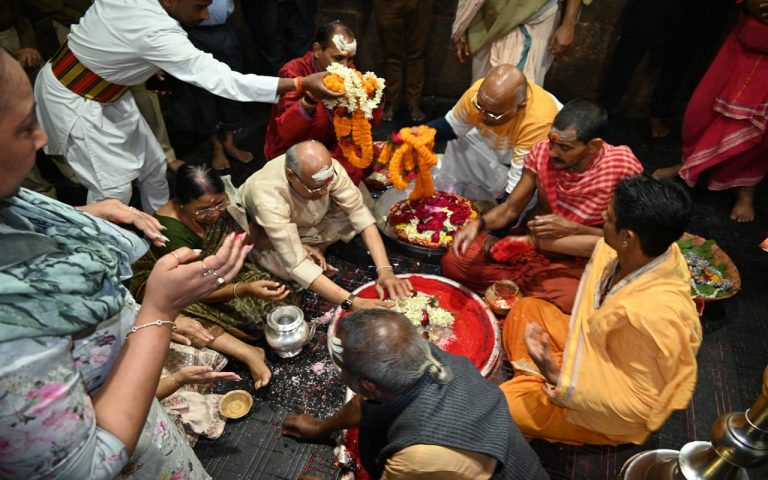 झारखंड के राज्यपाल रमेश बैस सपरिवार पहुंचे देवघर, बैद्यनाथ मंदिर में की पूजा-अर्चना, बाबा का लिया आशीर्वाद