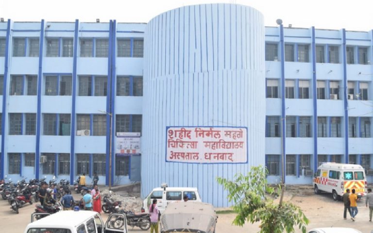 धनबाद : रात दो बजे कब्र से निकाला शव, पोस्टमार्टम के बाद चुपचाप दफनाया, जानें पूरा मामला
