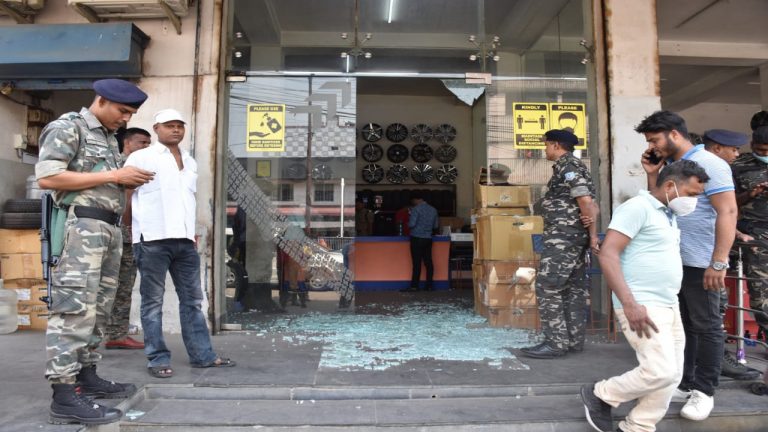 Jharkhand Crime News: धनबाद के टायर शो रूम में अपराधियों ने की फायरिंग, CCTV में कैद हुई पूरी घटना
