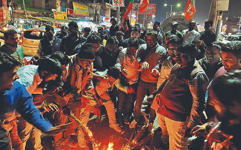 राष्ट्रपति पर TMC नेता के आपत्तिजनक बयान के बाद गरमायी राजनीति, भाजपा ने की निंदा, फूंका पुतला
