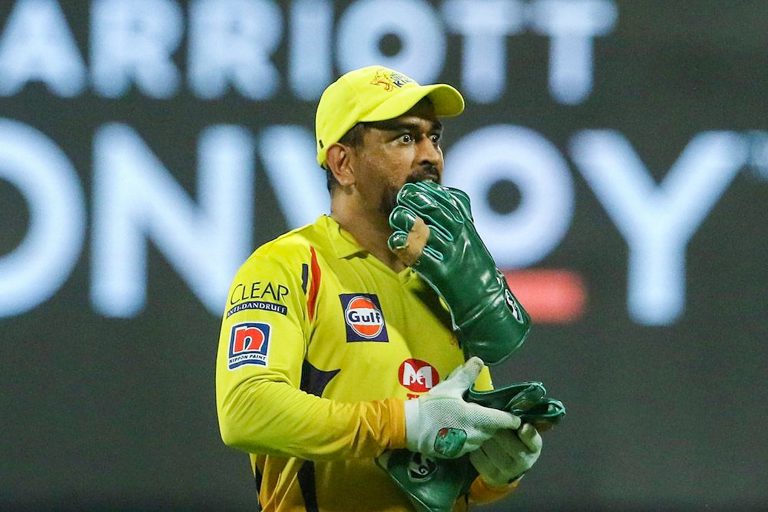 IPL 2020 : विकेट के पीछे धौनी ने लपका बेहतरीन कैच, फैन्स बोले – ‘बुड्ढा होगा तेरा कैप्टन’, VIDEO वायरल