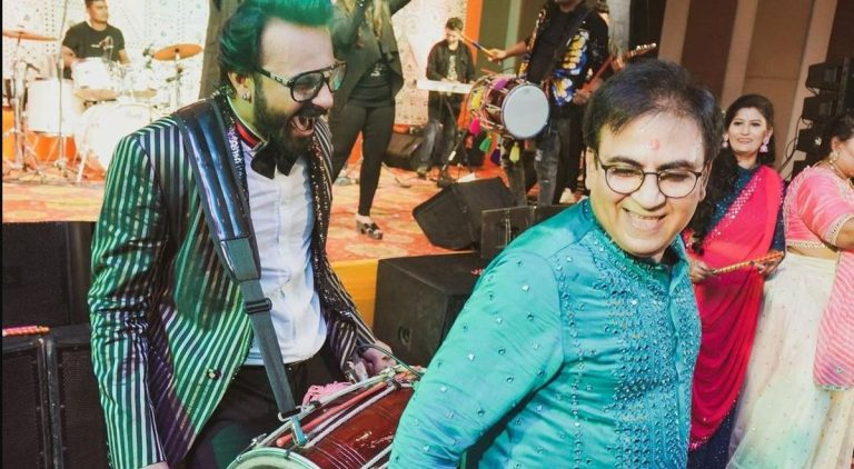 Taarak Mehta के ‘जेठालाल’ ने ढोल वाले के साथ मिलाया ताल से ताल, वीडियो देख ‘टप्पू’ ने किया ऐसा कमेंट