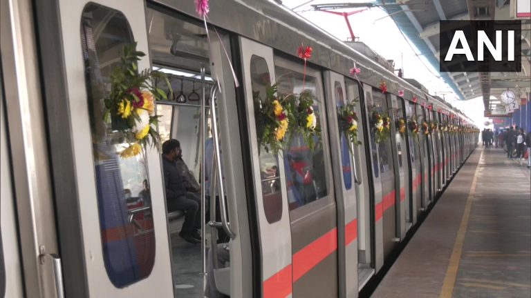 Delhi Metro: दिल्ली मेट्रो में अब टिकट के झंझट से आजादी, क्यूआर कोड बेस्ड पेपर टिकट की सुविधा शुरु