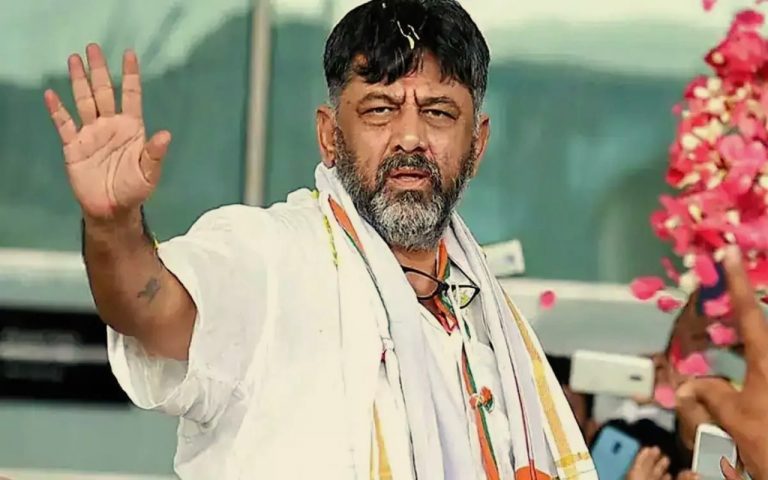 कर्नाटक कांग्रेस प्रमुख डीके शिवकुमार के खिलाफ मामला दर्ज, रैली के दौरान नोट फेंकने   का वीडियो हुआ था वायरल