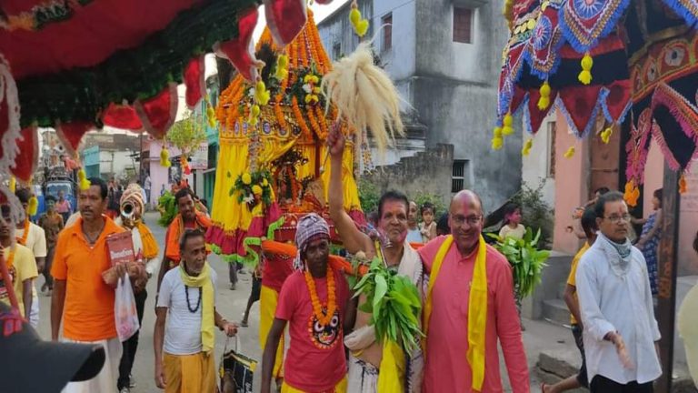 Holi 2022: राधा-कृष्ण की पारंपरिक दोल यात्रा सरायकेला में निकली, जानें इसकी महत्ता