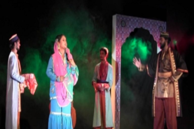 यथार्थपरक समकालीन नाटकों का अभाव