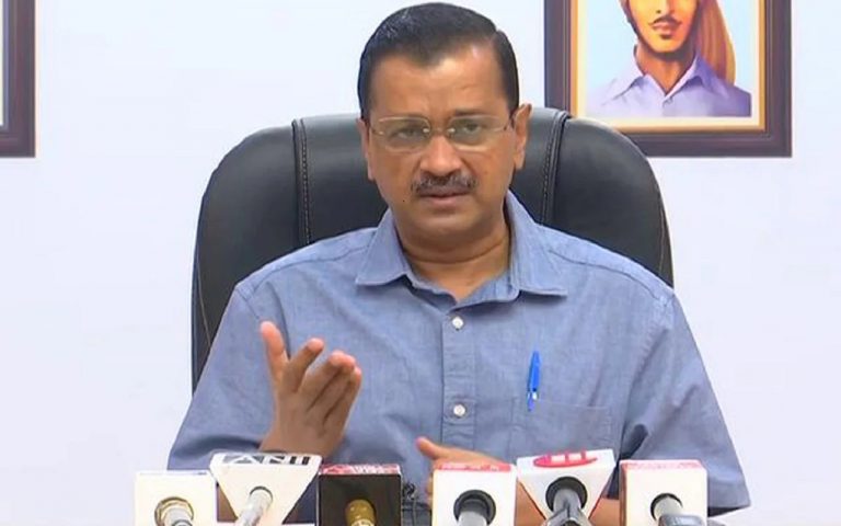 दिल्ली: जुर्माना लगने के बाद और हमलावर हुए केजरिवाल, पीएम मोदी की डिग्री पर फिर उठाए  सवाल