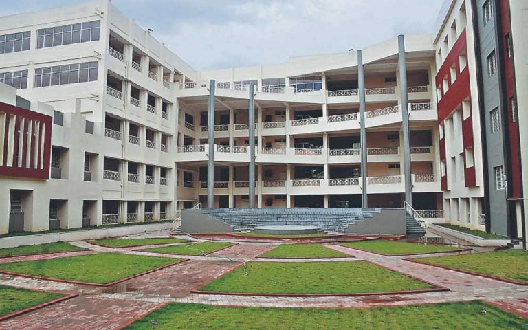 रांची के DSPMU में 50 प्रतिशत छात्रों के फेल होने पर कर दी तालाबंदी, विद्यार्थियों ने की जांच की मांग
