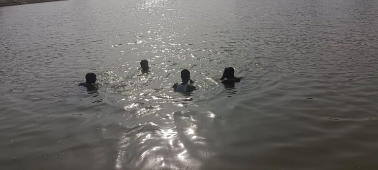 Bihar News: दियारा में गेहूं काटने जा रहे 10 मजदूरों से भरी नाव गंडक नदी में पलटी, डूबने से तीन की मौत