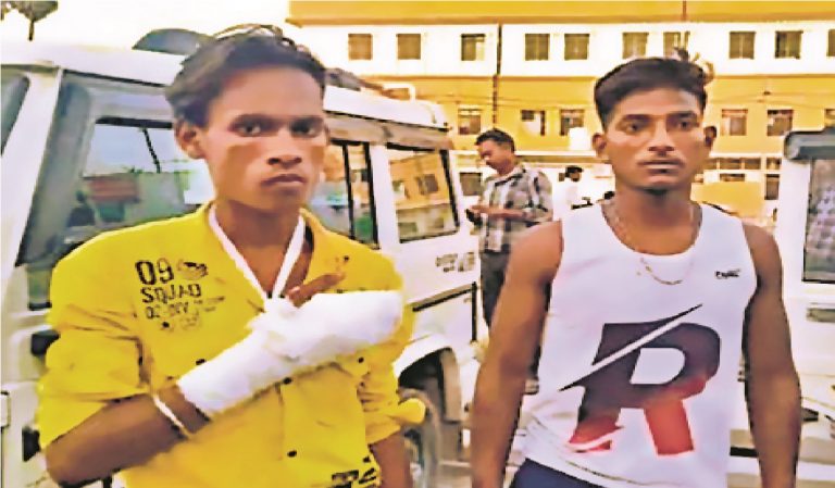 हाजीपुर में मोबाइल ने बचाई दो भाइयों की जान, लूट का विरोध करने पर अपराधियों ने चलाई गोलियां, फोन से टकराई
