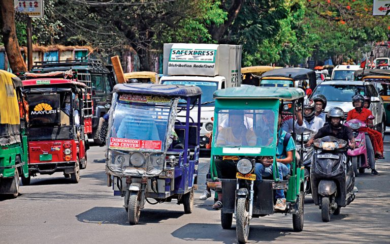 रांची में ई-रिक्शावालों की मनमानी से लोग परेशान, ट्रैफिक पुलिस भी है बेबस, पढ़ें यह खास रिपोर्ट
