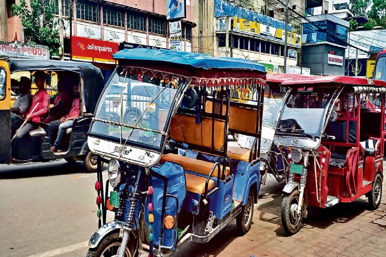 E-Rickshaw Rule: भागलपुर में चल रही ई-रिक्शा कोडिंग प्रणाली अब पूरे राज्य में होगी लागू, आठ सदस्यीय टीम करेगी मॉनिटरिंग…