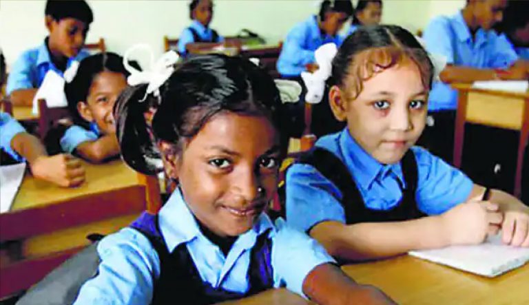 झारखंड के सरकारी स्कूलों की वार्षिक परीक्षा आज से शुरू, कई ग्रामीण इलाकों के बच्चे फर्श पर बैठ दे रहे परीक्षा