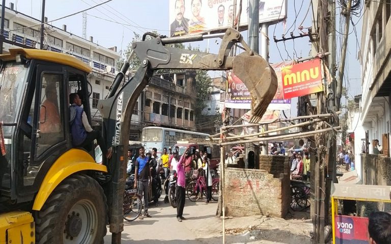 Encroachment News : नहरी गांव में अतिक्रमण खाली कराने के बाद आक्रोशित लोगों ने बांस बल्ला लगा रास्ता किया बंद