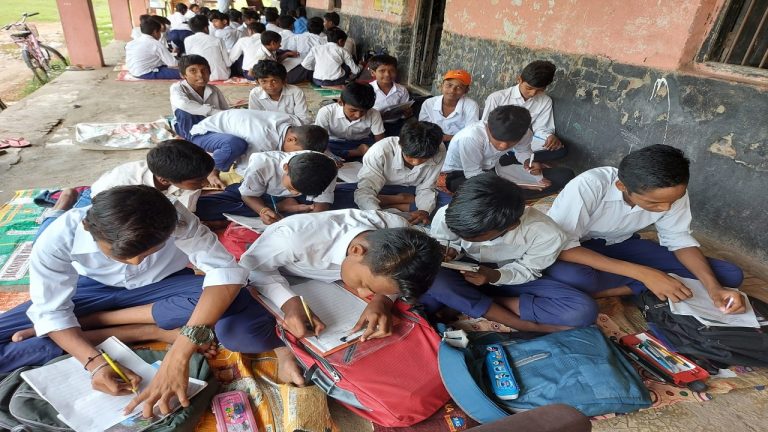 Bihar School: कोरोना काल के बाद पहली बार हो रही थी पहली से आठवीं की परीक्षा में प्रश्न पत्र कम पड़े