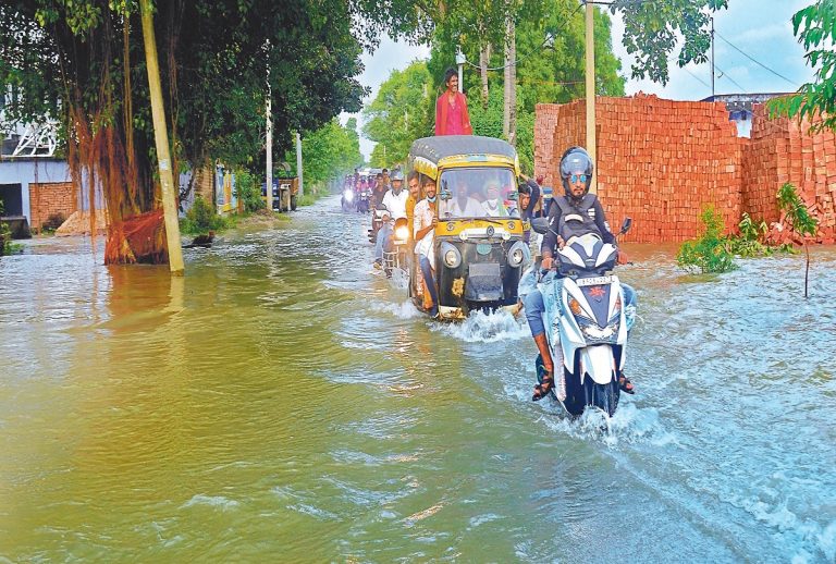Bihar Flood: सुलतानगंज-भागलपुर नेशनल हाईवे पर बह रहा बाढ़ का पानी, बड़े वाहनों के परिचालन पर रोक