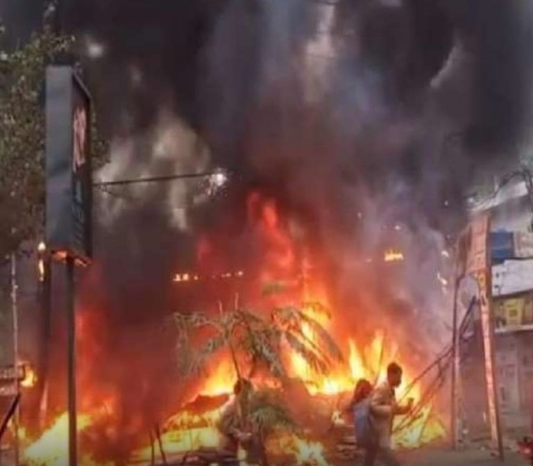Bareilly News: जूते की दुकान में आग लगने से लाखों का नुकसान, फायर ब्रिगेड ने पाया आग पर काबू