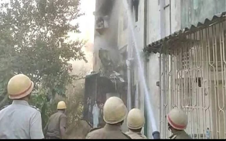 बंगाल में दो अलग-अलग जगहों पर लगी आग, सिविक वॉलेंटियर की मौत, वृद्धा झुलसी