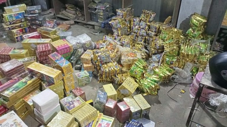 Gorakhpur News: दिवाली से पहले प्रशासन सख्त, गोरखपुर में लाखों के अवैध पटाखे बरामद