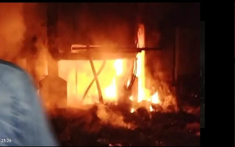 West Bengal : हुगली में आधी रात को कूड़े के ढेर में लगी भयावह आग, इलाके में मची अफरा-तफरी